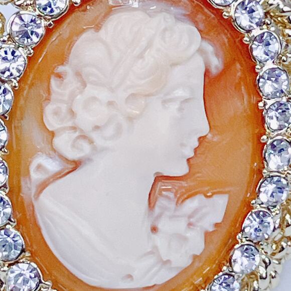 Signed Amedeo Gold Tone Victorian Revival Resin Cameo Statement Ring Size 7.25 - Picture 5 of 11